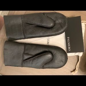 Palmero Valentina Sheepskin Mittens Black New